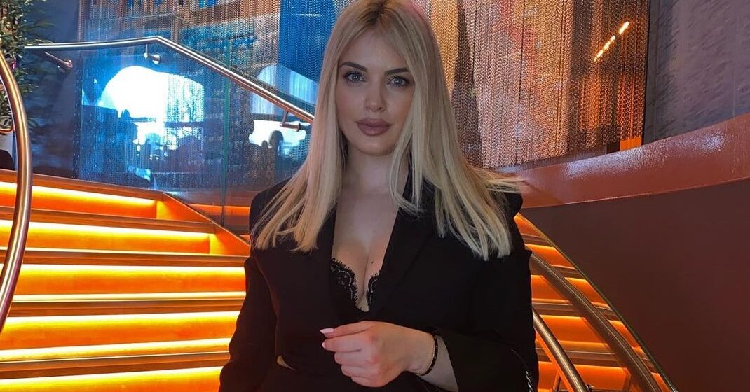 Afrona shfaq linjat joshëse të trupit, nuk do t’iu besoni syve se çfarë ka veshur