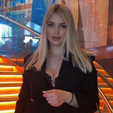 Afrona shfaq linjat joshëse të trupit, nuk do t’iu besoni syve se çfarë ka veshur