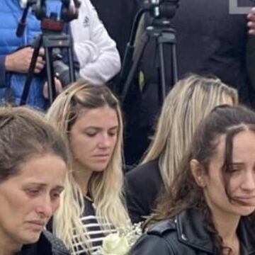 384144730_270662092596519_2472715781188088513_n Pamje prekëse të gruas dhe vajzës së policit të vrarë, kjo është gjendja e tyre pas varrosjes së heroit (VIDEO)