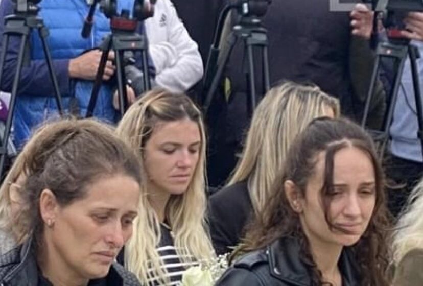 Pamje prekëse të gruas dhe vajzës së policit të vrarë, kjo është gjendja e tyre pas varrosjes së heroit (VIDEO)