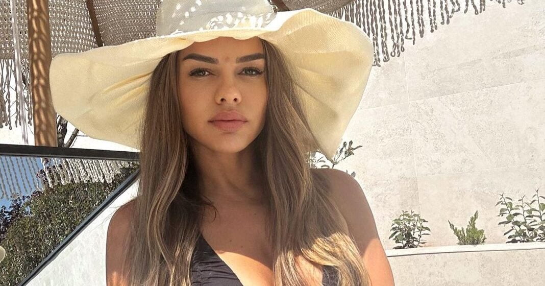 Ariana Fejzullahu - Instagram (2) Ariana ka vendosur ta çmend Ermalin me postimin e fundit, reklamon gjoksin e saj