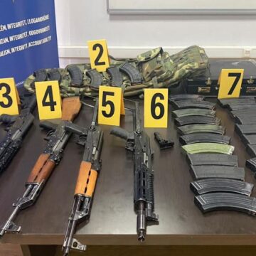 Policia e Kosovës jep detaje për armatimin e rëndë që u konfiskua në Zveçan (FOTO)