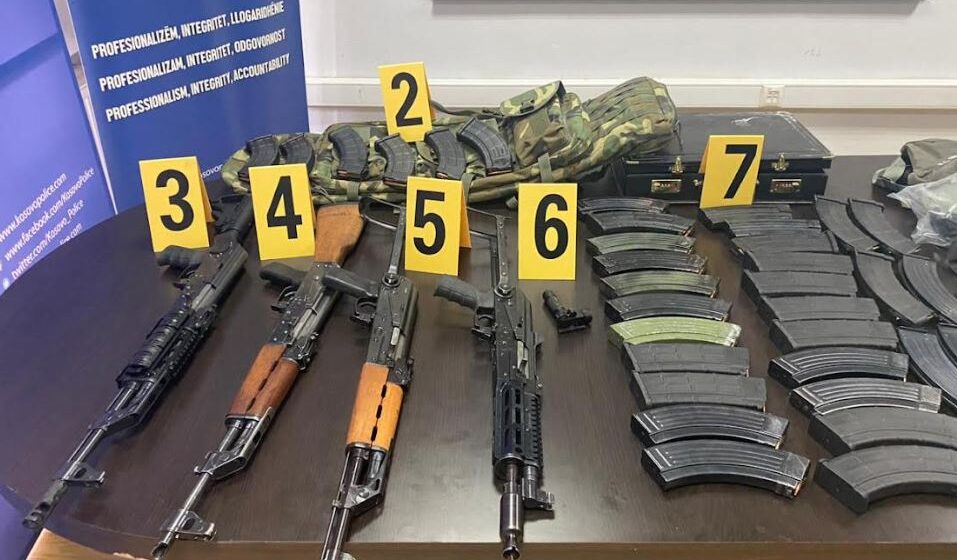 Policia e Kosovës jep detaje për armatimin e rëndë që u konfiskua në Zveçan (FOTO)