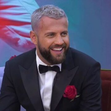 Luizi nuk dukej njeri i keq, por shihet duke bërë gjestin shumë të shëmtuar