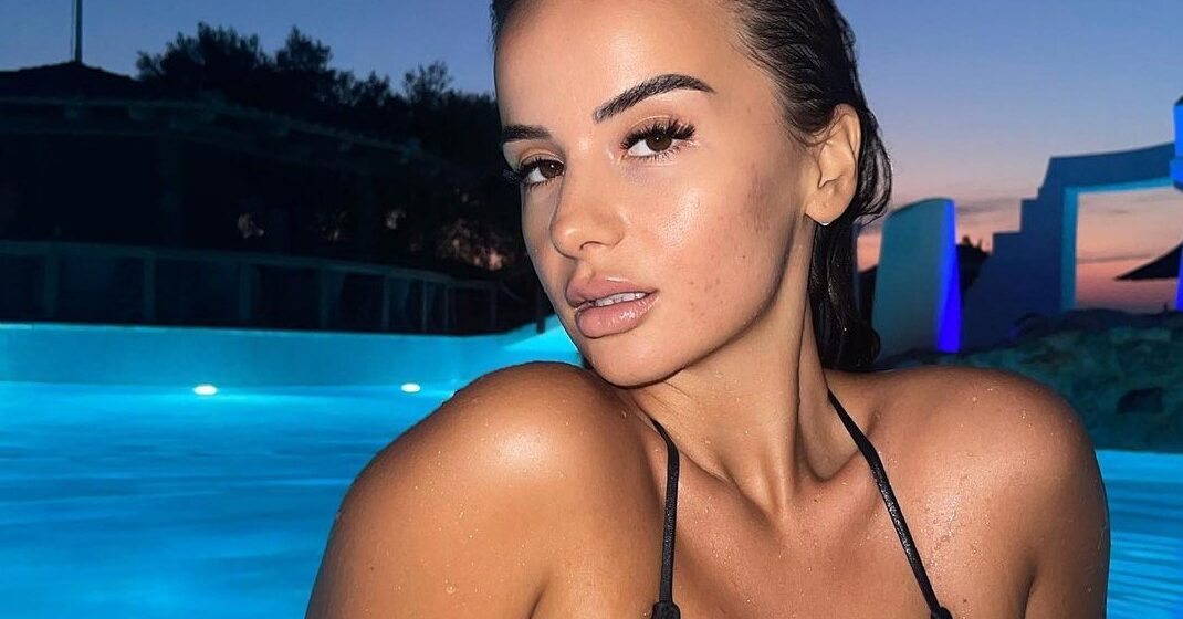 Rina ja kthen të pasmet aparatit, ekspozon trupin e saj si “peshk”