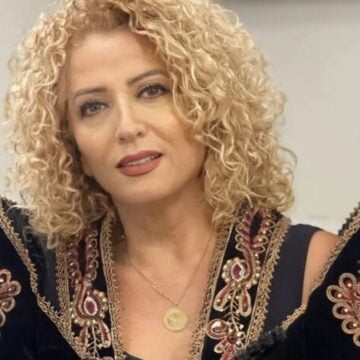 Shkurte Fejza i kthehet kohës së vjetër, shfaqet me veshje tradicionale