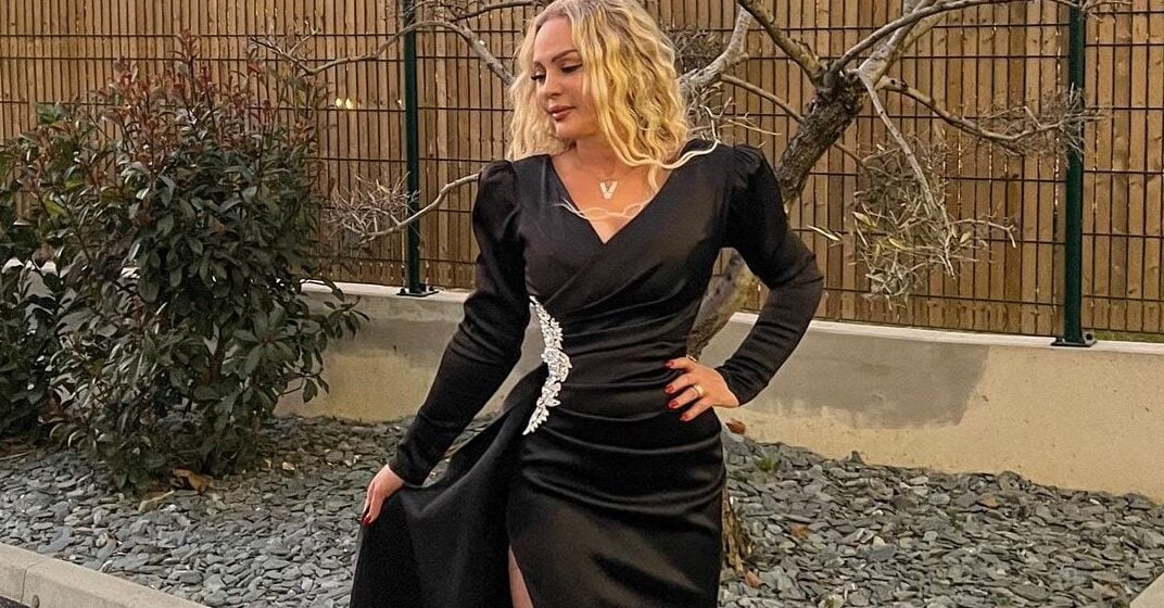 VIOLETE KUKAJ 1 Violeta është tranu në pleqëri, e zbulon komplet këmbën me fustanin që ka veshur