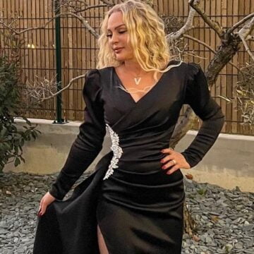 Violeta është tranu në pleqëri, e zbulon komplet këmbën me fustanin që ka veshur