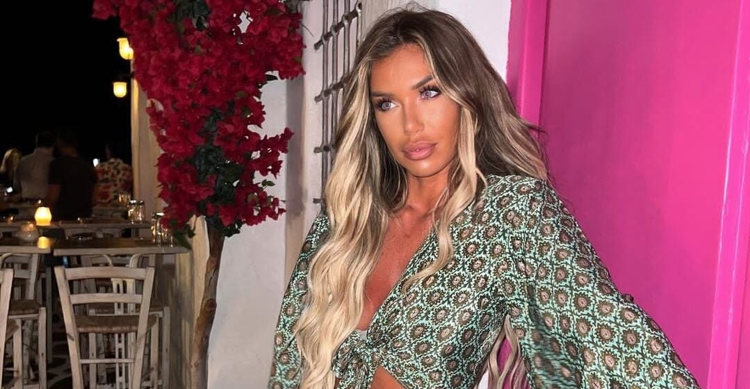 Adelina Tahiri del për xhiro me veturën e saj super-luksoze, qenka veshur e tëra ‘firmato’