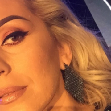 Adelina Thaçi në dasmë, kaq bukur është veshur e rregulluar, sa hije i paskan buzët e kuqe