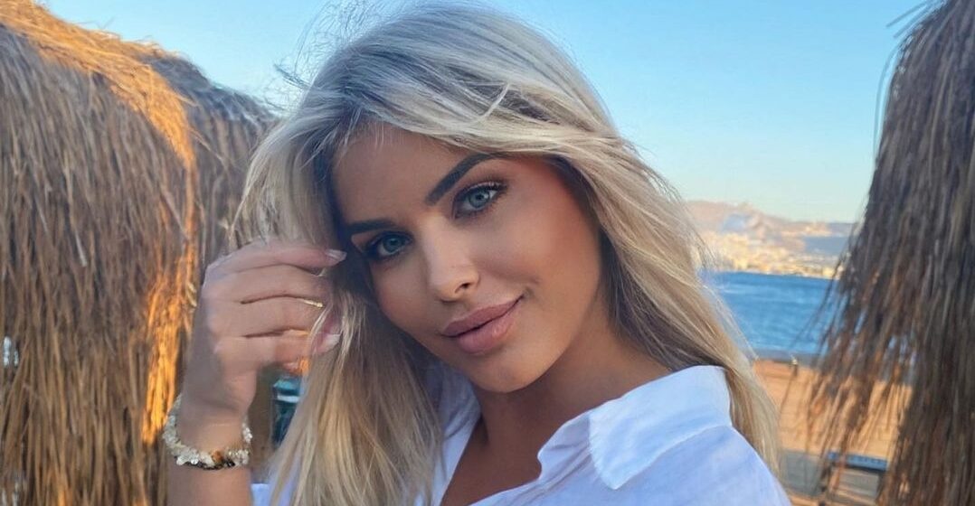 afrona Afrona ka veshur fustanin më të bukur deri në fund të këmbëve, po duket nuse për qejfin e vjehrrës