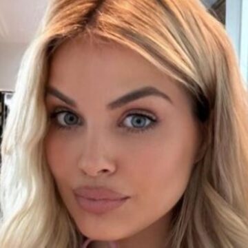 Afrona shfaqet në gjendje shumë të rëndë emocionale, tregon se ҫfarë e keqe i ka ndodhur