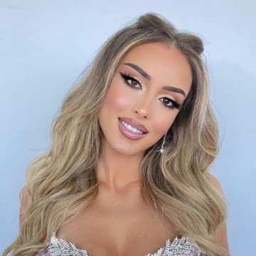 Aida zgjedhi fustanin më të bukur për sonte, frizura e saj e ҫuditshme mori vëmendjen