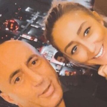 Anita e Ramushit vishet me fustan të gjatë për të shkuar në dasmë, kaq bukur po duket ajo