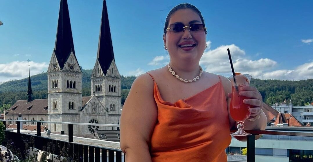 Armonda e kënaqur me vetën e saj, ekspozon trupin në këtë veshje