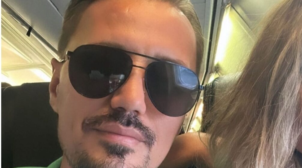 blero Një bionde bukuroshe dhe me flokë të gjata, Blero aksidentalisht zbulon të dashuren e re super-seksi