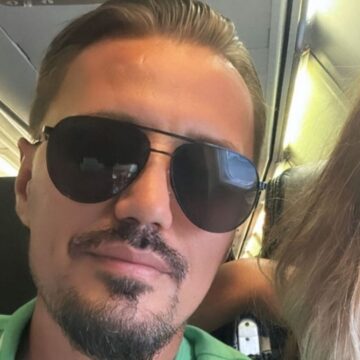 blero Një bionde bukuroshe dhe me flokë të gjata, Blero aksidentalisht zbulon të dashuren e re super-seksi