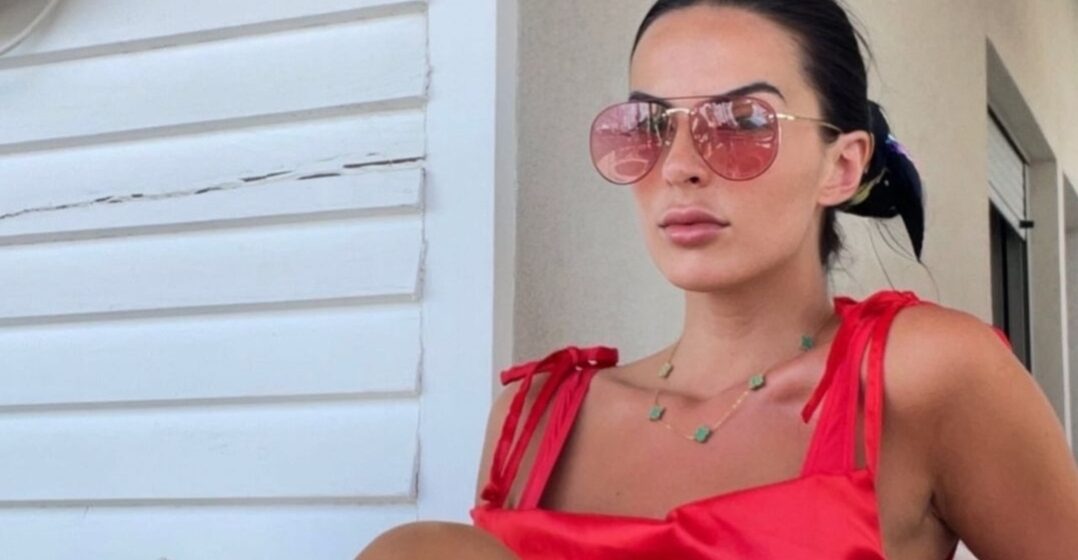 Blerona provokon nga pushimet, ngre këmbën dhe rrezikon të zbulojë me shumë se ç’duhet