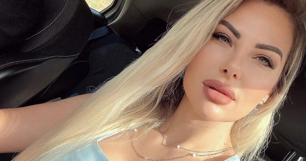 Me fustan e buzë të kuqe, Duda Balje do t’i çmend të gjithë deputetët e kuvendit me këtë pamje joshëse