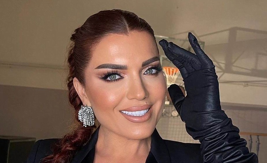 Edona merr buqetën më të bukur me lule, por nuk ia dhuroi burri e as fansat, s’do ta besoni kush