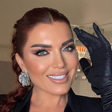 Edona bëhet gati për të dal, është veshur e rregulluar si një zonjë e vërtetë