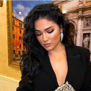 Egzona e Albatritit fotografohet duke punuar, aksidentalisht zbulon gjoksin më shume se ç’duhet