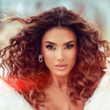 Elvana pranon një buqetë me lule, personin që ia ka dërguar e njihni të gjithë