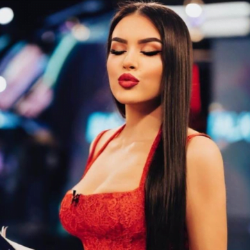 Elita Rudi vishet me fustan shumë të hapur, Gjiko do të bëhet xheloz kur ta shoh