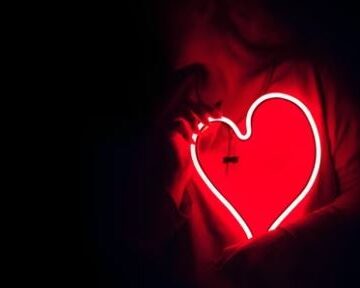 Këto janë shenjat që tregojnë se jeni duke shtypur emocionet tuaja