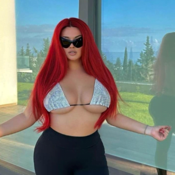 Enca lajmërohet nga pushimet, ekspozon komplet të pasmet dhe gjoksin gjigant