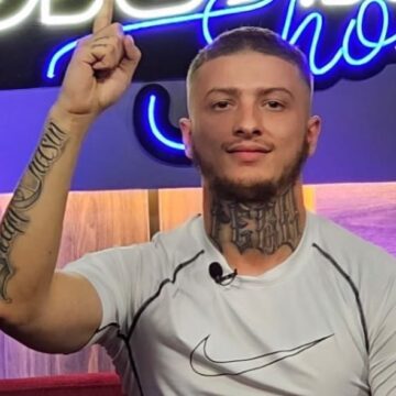 Fero dëshmon devotshmërinë e tij, ndalon veturën në mes të rrugës për të falur namazin