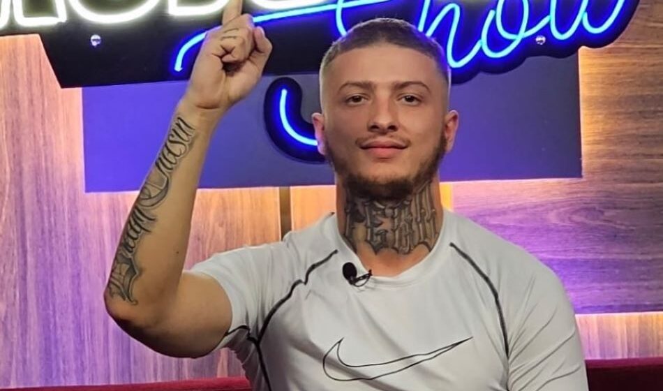 Fero dëshmon devotshmërinë e tij, ndalon veturën në mes të rrugës për të falur namazin