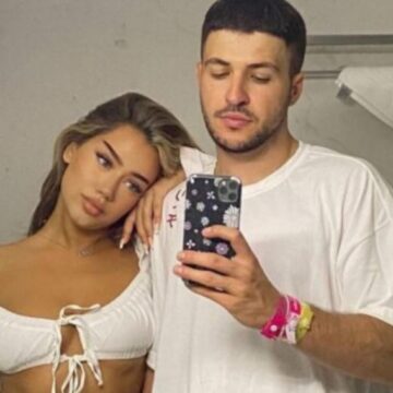 Festa Qoqaj shkrihet e tëra nga ky gjest i të dashurit të saj