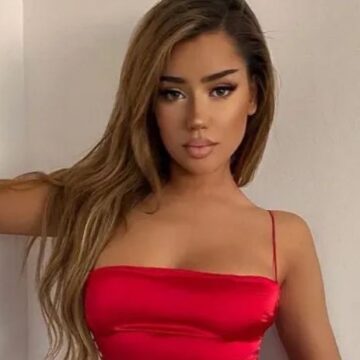 festa1 Festa del përtej ҫdo parashikimi, shfaqet duke u larë në det e zhveshur, pa bikini