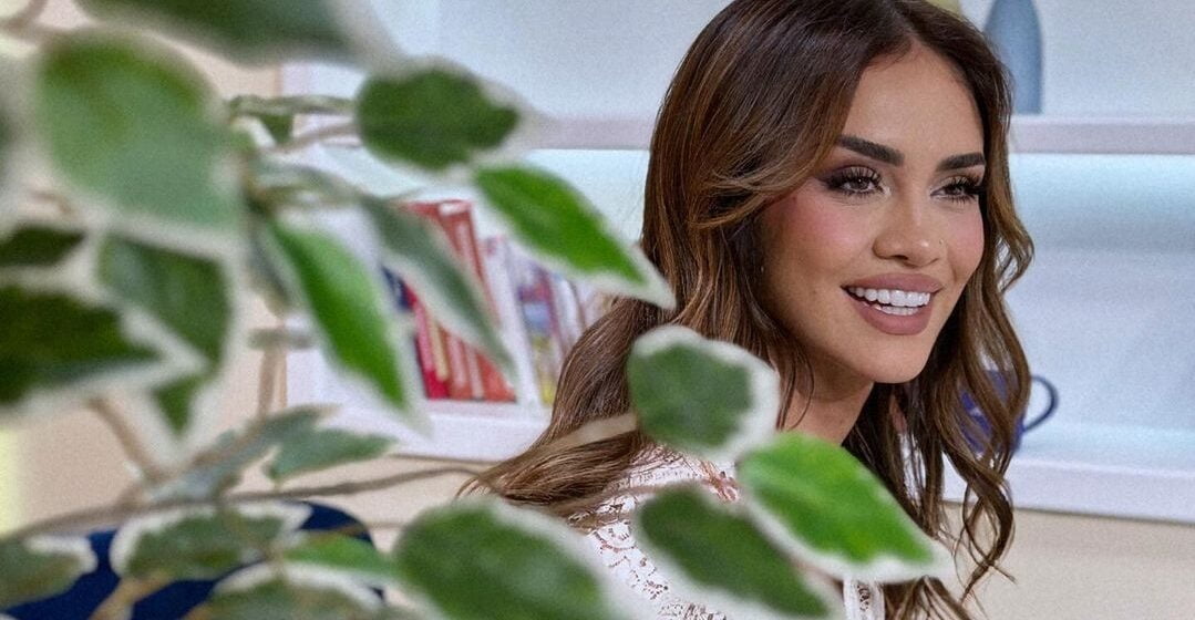 Kaltrina shfaqet e veshur e tëra me të zeza, por për disa foto vendin e ka bërë krejt ‘hallakamë’