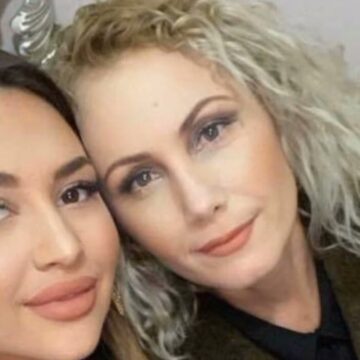 Nëna e Kiarës vishet me fustan plot ‘xixa’, po duket më e re se vajza e saj