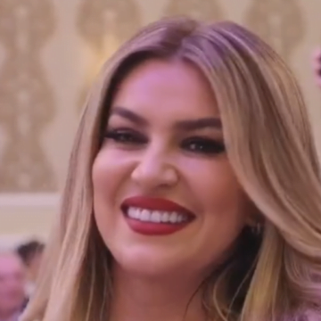 Ia ‘huqi’ sërish, Leonora Jakupi shfaqet në plazh me grim të rëndë dhe e mbuluar me dukat