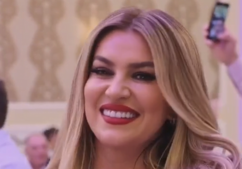leonora Habit Leonora Jakupi, shfaqet në plazh me grim të rëndë dhe e mbuluar me dukat