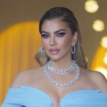 Si rrallëherë, Leonora Jakupi zbulon gjoksin e saj me këtë veshje