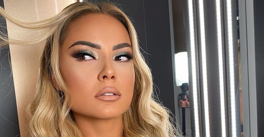 Nusja e Medës vishet më shkurt se që duhet, rrezikon të zbulojë shumë me këtë ‘miniq’