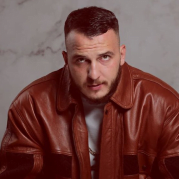 mozzik (1) I riu vdiq në vendin e punës në Ferizaj, s’do ta besoni se cila ishte lidhja e Mozzikut me të – i bëri të gjithë me lot