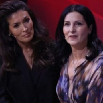 Nora del për kafe me nënën e saj, po duken si të ishin motra binjake