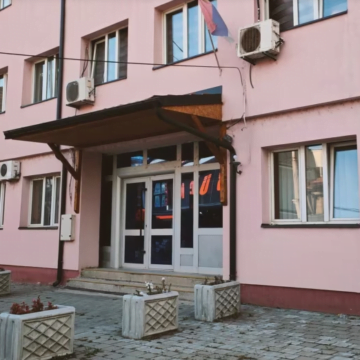 qeveria Shtyrja e vendimit për objektin në veri, Qeveria kritikohet për joseriozitet