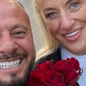 Rasimi i mëson burrat shqiptar si të sillen me gratë e tyre, ai gruas së vet ia bën dhuratën më romantike