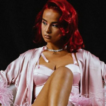 Rina Balaj befason si asnjëherë më parë, fansi e mbulon dorën e tij me tatuazh fytyrën e saj