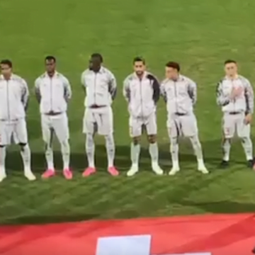 Xherdan Shaqiri vendosi dorën në zemër gjatë intonimit të himnit të Kosovës