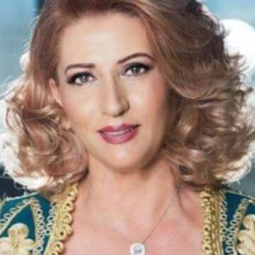 Mërgimtari bën tatuazh vargjet e këngës së famshme “Mora fjalë”, reagon e emocionuar Shkurte Fejza