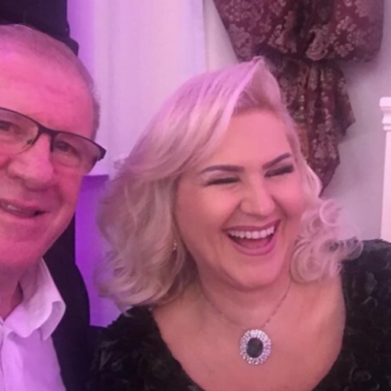 shyhretja-lulii Shyhretja del për kafe me burrin, është veshur e rregulluar si një zonjë 30-vjeçare