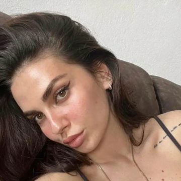 trixa E veshur me ‘miniq’ dhe e kombinuar me shije, Beatrix i shkrin meshkujt në këtë paraqitje