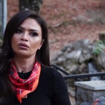 Zanfina lajmërohet nga pushimet, me një veshje të tillë askush nuk shkon në deti